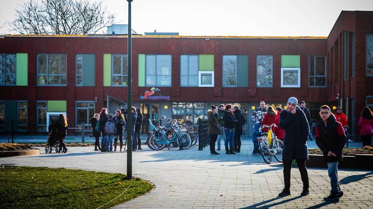 Ouders en kinderen verzamelen op het schoolplein van De Regenboog. (Foto: Rob Engelaar)