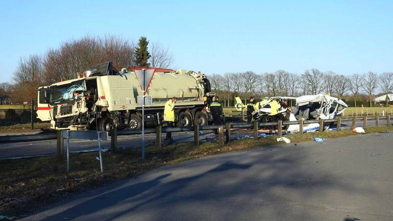 Vijf Doden Bij Zwaar Ongeval Tussen Vrachtwagen En Busje Bij Helmond Omroep Brabant