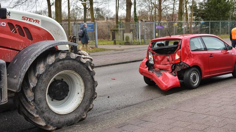 De tractor reed achterop de auto. (Foto:: Tom van der Put/SQ Vision)