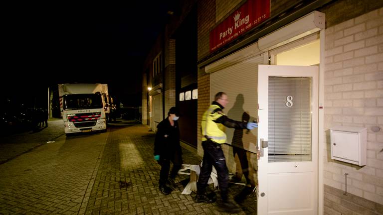 Politieonderzoek op de dag van de inval (foto: ANP)