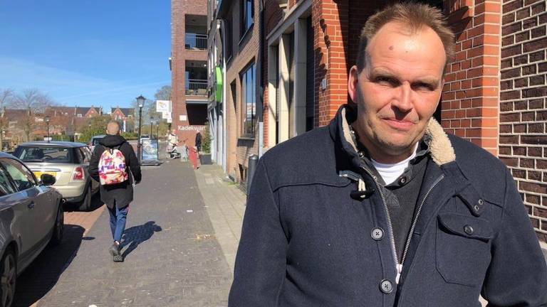 Gedupeerde Koen Marten kreeg vandaag in de Rabobank in Oudenbosch zijn kluisje te zien (Foto: Erik Peeters)