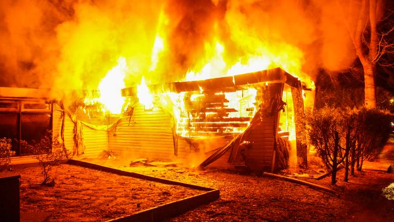 De chalet brandde volledig af. (Foto: SQ Vision Mediaprodukties)