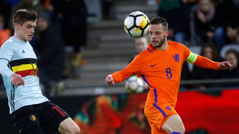 Bart Ramselaar als aanvoerder van Jong Oranje in actie tegen Jong België (foto: VI Images).