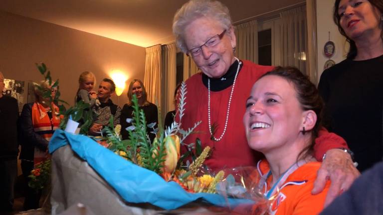 Paralympiër Linda van Impelen gehuldigd bij haar oma in Mierlo