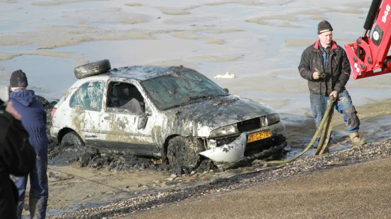 De auto is uit de Waddenzee getakeld. (Foto: Anton Kappers-Thomasson/Kappers Media)