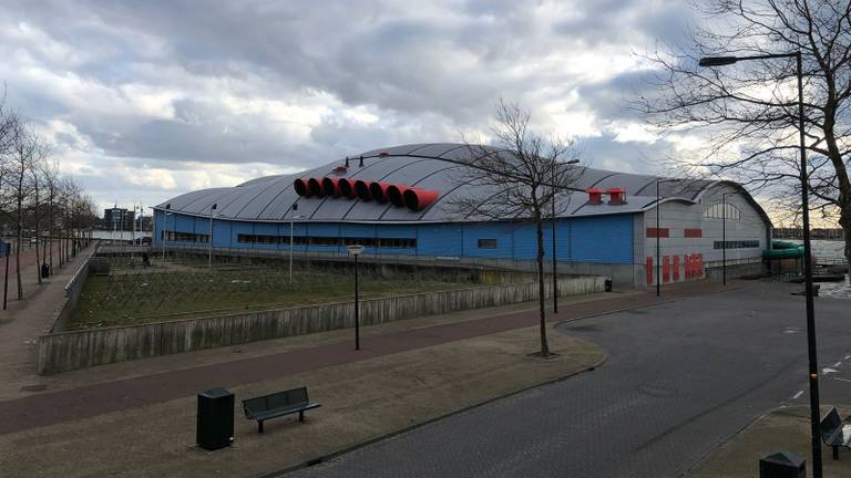 Zwembad De Schelp werd per direct gesloten. (Foto: Tom van den Oetelaar)