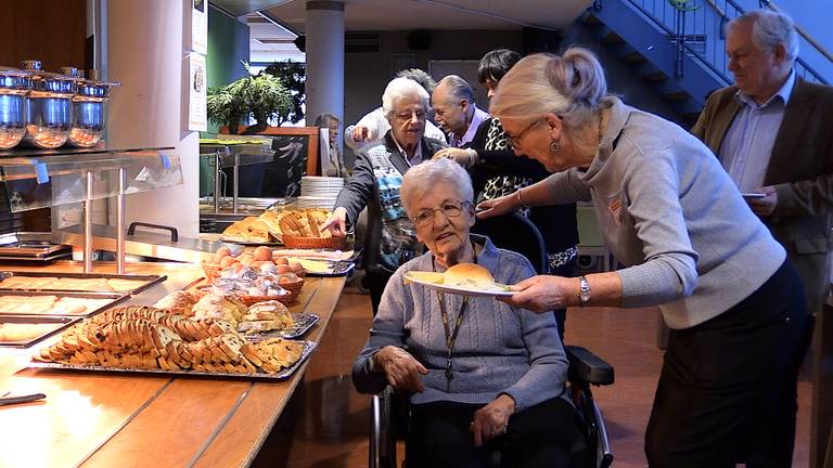 De dames van Innerwheel Tilburg zorgen ervoor dat de bewoners niets ontbreekt.