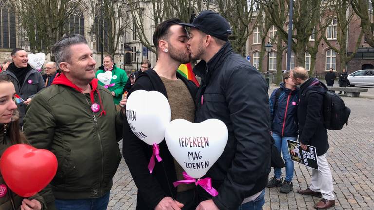 Zoenende mensen bij de actie #iedereenmagzoenen (Foto: René van Hoof)