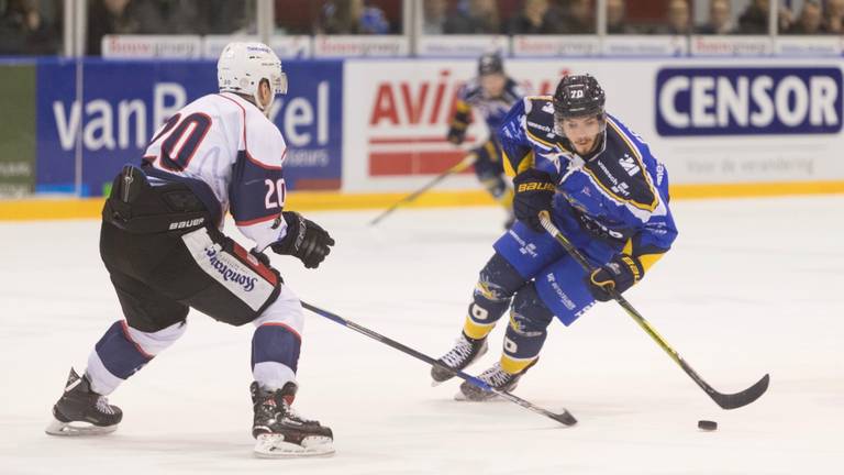 Moment uit de wedstrijd Tilburg Trappers - Blue Devils Weiden. (Foto: Arie Leeuwesteijn)