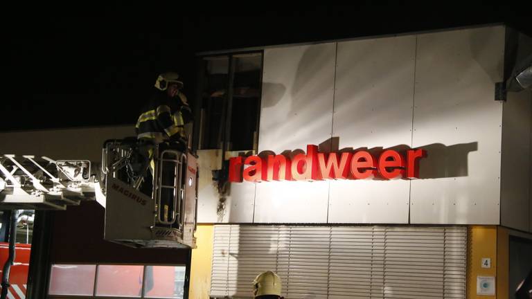 De brand ontstond in de letter B. (Foto: AS Media).