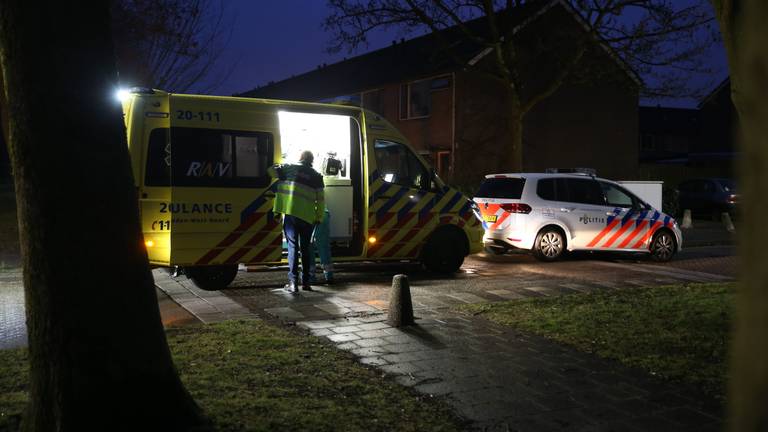 Een man is zaterdagavond naar het ziekenhuis gebracht na een steekpartij in Oosterhout. (Foto: Mathijs Bertens)