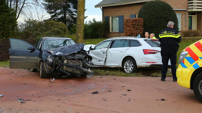 Twee auto's zijn maandagochtend tegen elkaar gebotst in Geffen. (Foto: Charles Mallo)