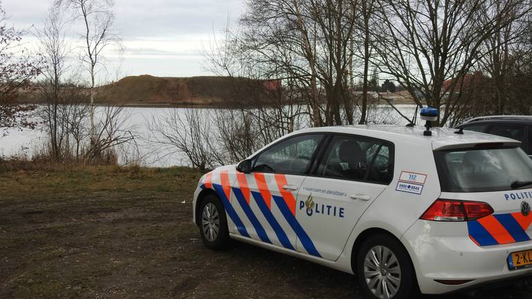 De politie zoekt in Liessel. (Foto: Danny van Schijndel)