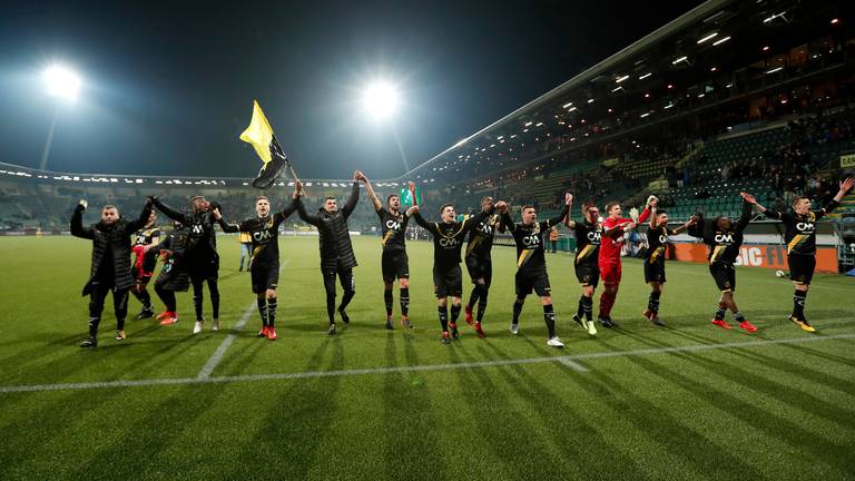 De NAC-spelers bedanken het meegereisde publiek na de 0-2 overwinning op ADO Den Haag (foto: VI Images).