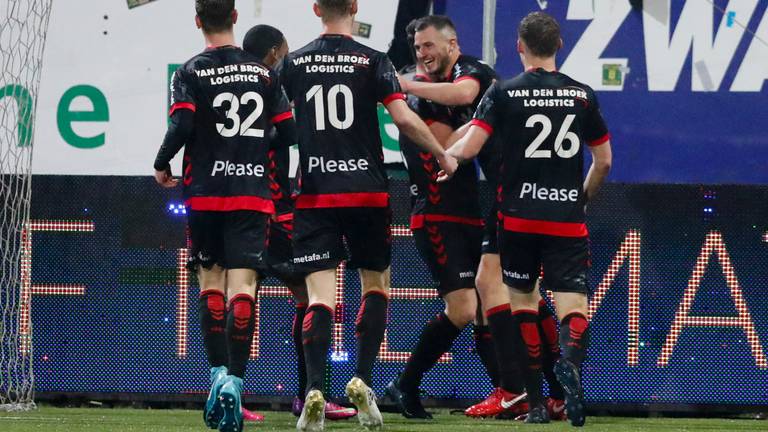 Spelers van Helmond Sport vieren de 1-2 tegen Telstar. (Foto: VI Images)