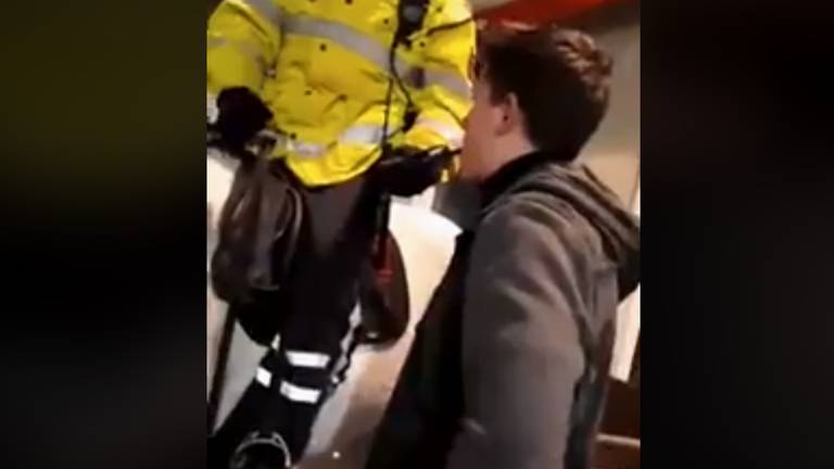 Maxime heeft niet door dat hij in de maling wordt genomen. (Beeld: Dumpert)