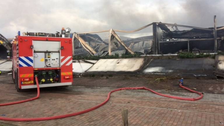 De brand verwoeste het bedrijf totaal. (Foto: Veiligheidsregio Midden- en West-Brabant)