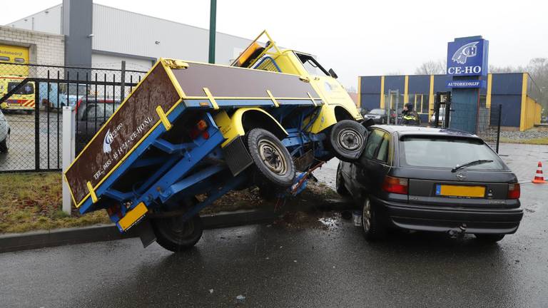 Het ongeluk gebeurde voor de ingang van autobedrijf Ce-Ho. (Foto: SK-Media).