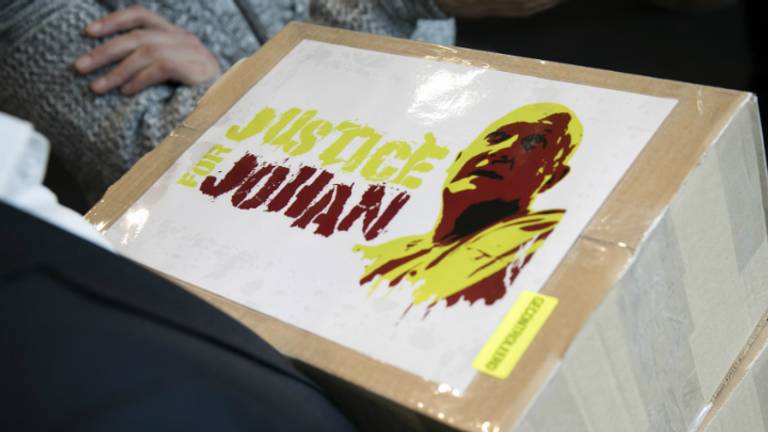 Een doos met ruim 23.000 handtekeningen om druk op te voeren om Johan van Laarhoven naar Nederland te halen (Foto: ANP)