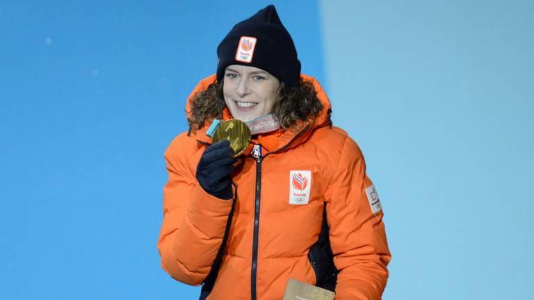 Ireen Wüst met haar vijfde gouden medaille (foto: VI Images).