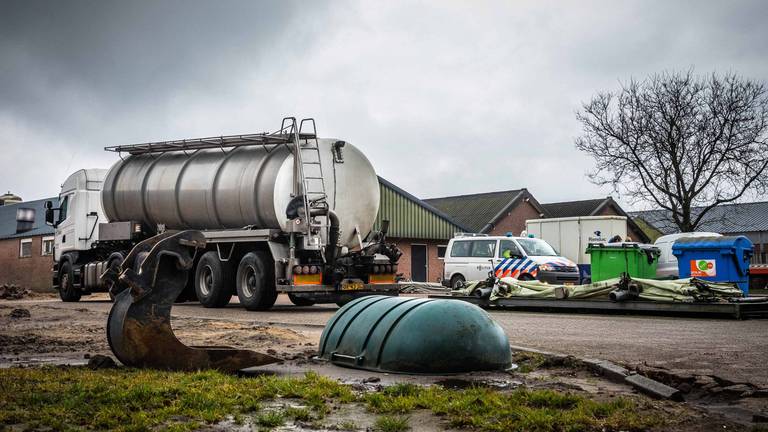 Er werden bij een inval bij het bedrijf 40 voertuigen in beslag genomen (Foto: Rob Engelaar).