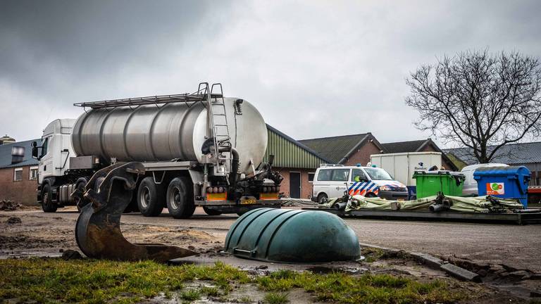 Er werden bij een inval bij het bedrijf 40 voertuigen in beslag genomen (Foto: Rob Engelaar).