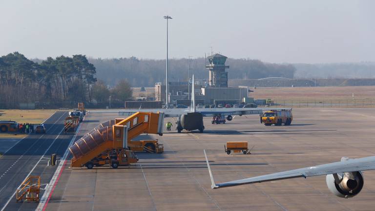 Het vliegtuig kon niet vertrekken vanwege rook in de vrachtruimte. (Foto: Sem van Rijssel/SQVision)