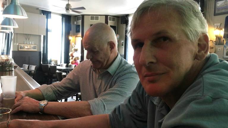 Tonny van Hoof (63) en Gerard van Leen (77, links) aan de toog in een café in Ossendrecht (foto: Eva de Schipper).