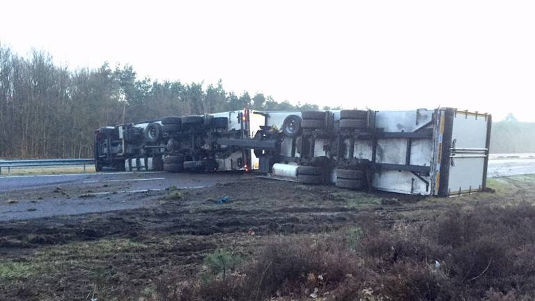 De vrachtwagen verspert de weg. (Foto: Hans van Hamersveld)