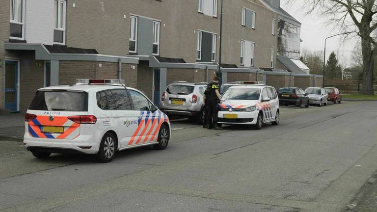 De woning ligt aan de Spoorstraat. (Foto: Pim Verkoelen).