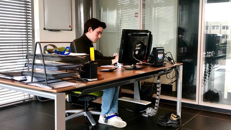 Rick Meesters in het kantoor van zijn vader bij Liad Electronics in Breda (foto: Raoul Cartens)