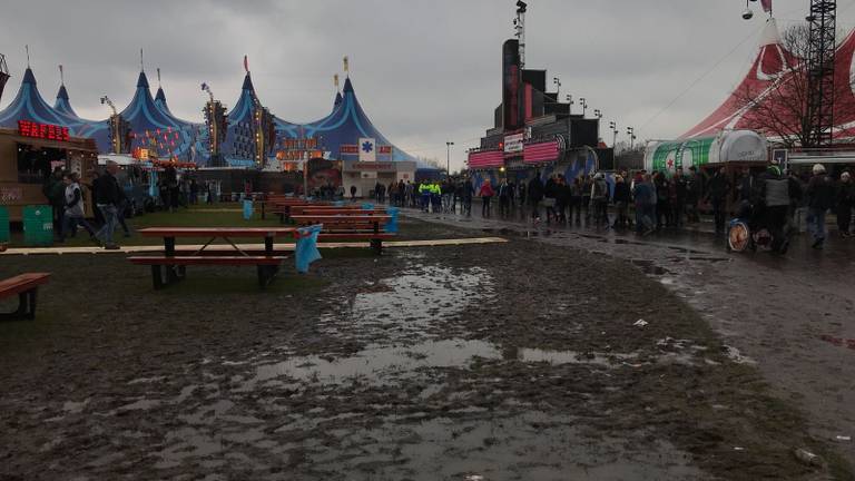 Op zondag is er nog steeds veel modder op het terrein (foto: Eva de Schipper)