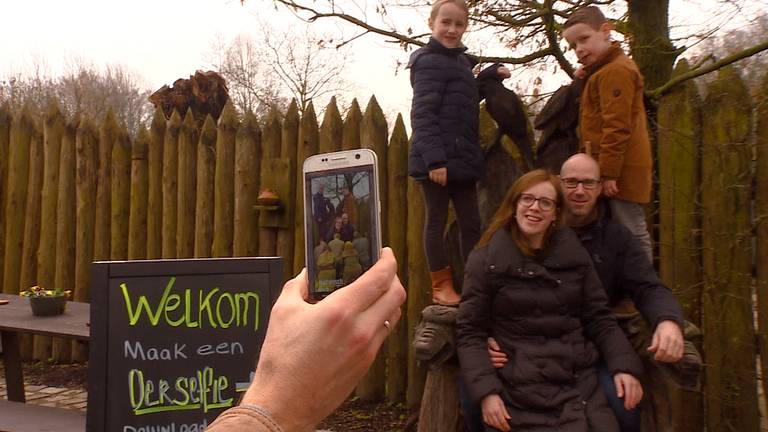 De 'oerselfie' op de troon uit 'Redbad' is populair