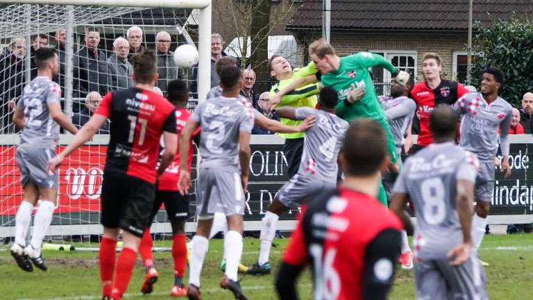 De Treffers-doelman Niels Kornelis scoort de gelijkmaker tegen Kozakken Boys.