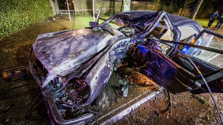 De auto vloog in brand nadat de bestuurder een boom raakte. Foto: SQ Vision