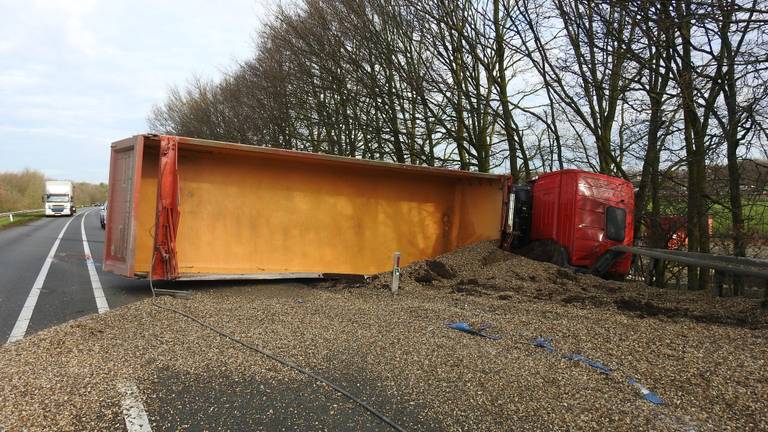 De vrachtwagen op zijn kant (foto: Danny van Schijndel).