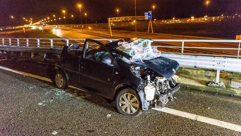 Op de A16 bij Breda gebeurde dinsdagavond een zwaar ongeluk met meerdere auto's. (Foto: Tom van der Put)