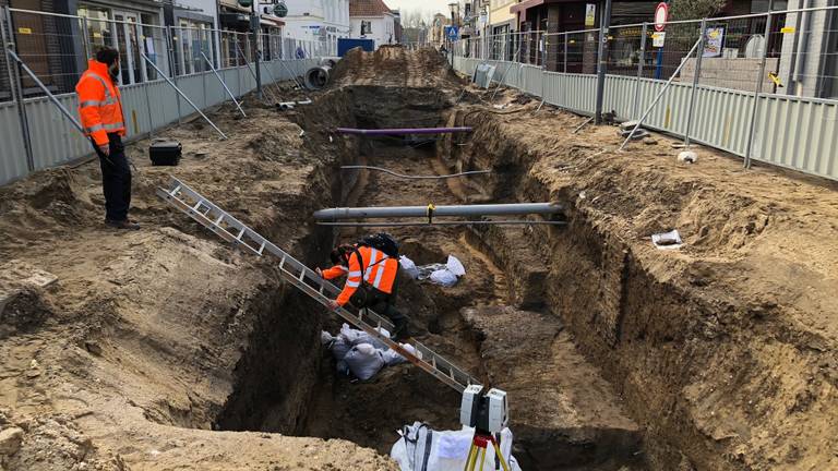 Archeologen bezig met de opgravingen in de Grotestraat in Cuijk