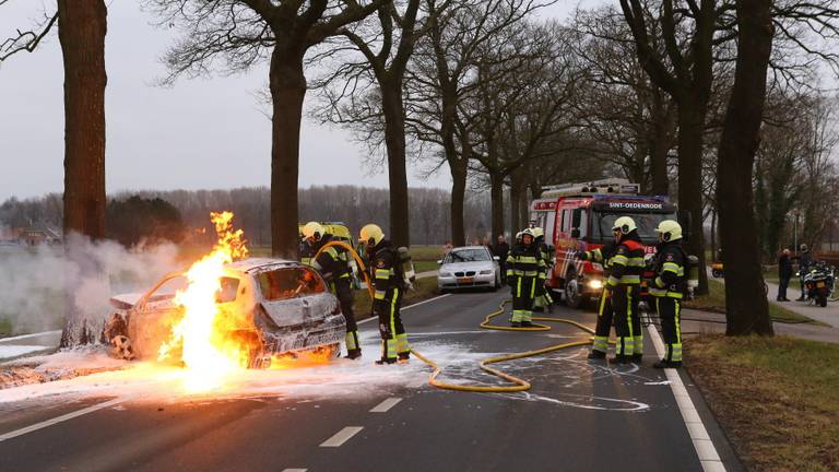 De brandweer bezig om de brandende auto te blussen Foto: Sander van Gils/SQ Vison