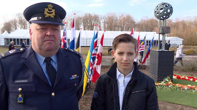 De 10-jarige nabestaande Tygo en militair Gérard van de Watering vonden elkaar tijdens de terugkomstceremonies.