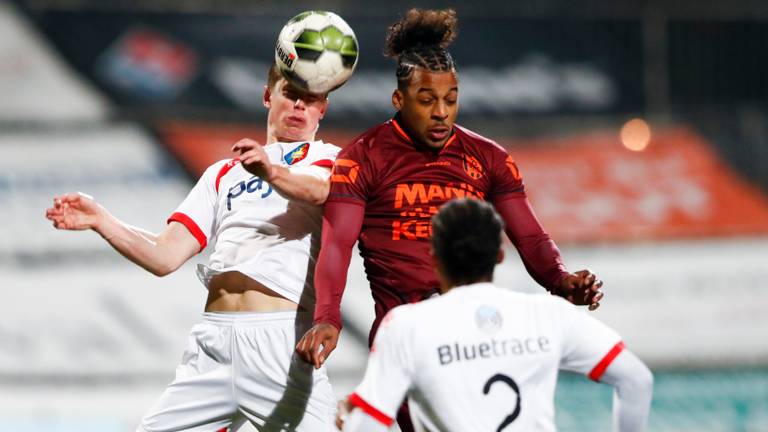 Donny van Iperen van Telstar in duel met RKC'er Irvingly van Eijma. (Foto: VI Images)