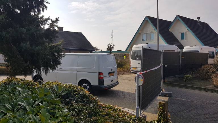 Het huis werd afgezet met zwarte schermen. (Foto: Dirk Verhoeven)