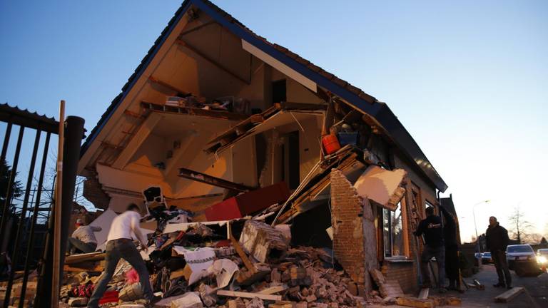 Gevel van huis stort in na rioolwerkzaamheden. (Foto: Marcel van Dorst)