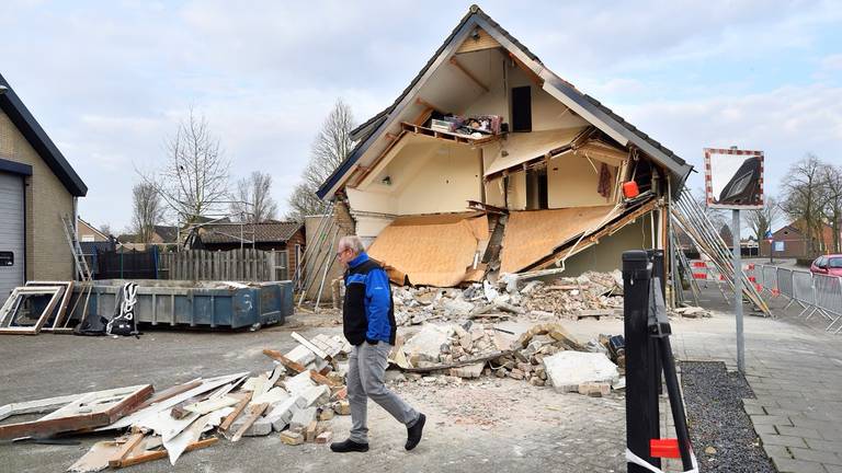 Bij daglicht blijkt hoe ernstig de schade aan het huis van de familie Verhoeven is. (Foto: Erald van der Aa)