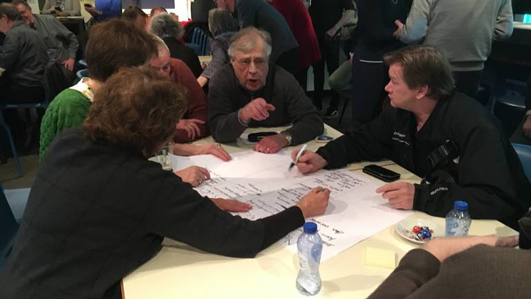 Bewoners gaan met elkaar in discussie (foto: Jos Verkuijlen).