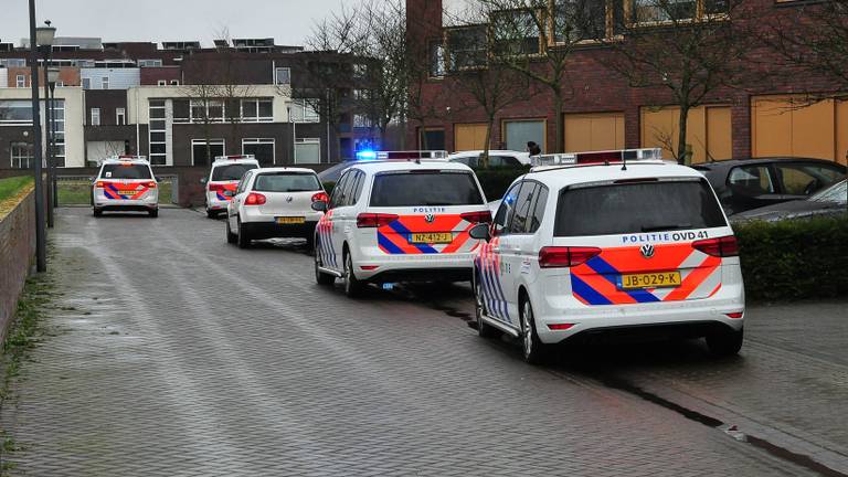 Vijf politieauto's en een politiehelikopter rukten uit voor relatieproblemen in Waalwijk. (Foto: Marvin Doreleijers)