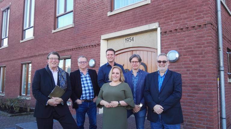 Op de foto van links naar rechts: Pieter van der Stek (D’66) Jan de Bruijn (LHL) Frank de Win (CDA) Inge Maas (fractievoorzitter CDA) Toon Bosmans (PvdA) Nico van der Palen (fractievoorzitter LHL)