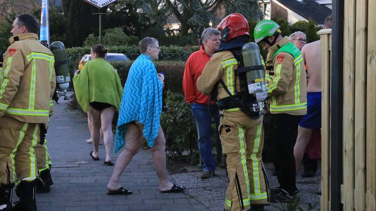 Een vrouwelijke badgast keert terug naar de zwemschool. (Foto: Harry Grijseels/SQ Vision)