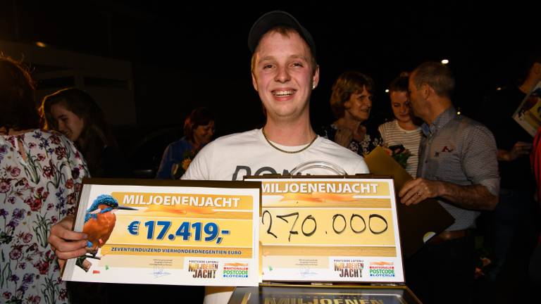 Stiefzoon Luc nam de cheques in ontvangst. (Foto: Roy Beusker)