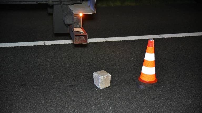 Een van de stenen die op de snelweg belandden (foto: Toby de Kort).
